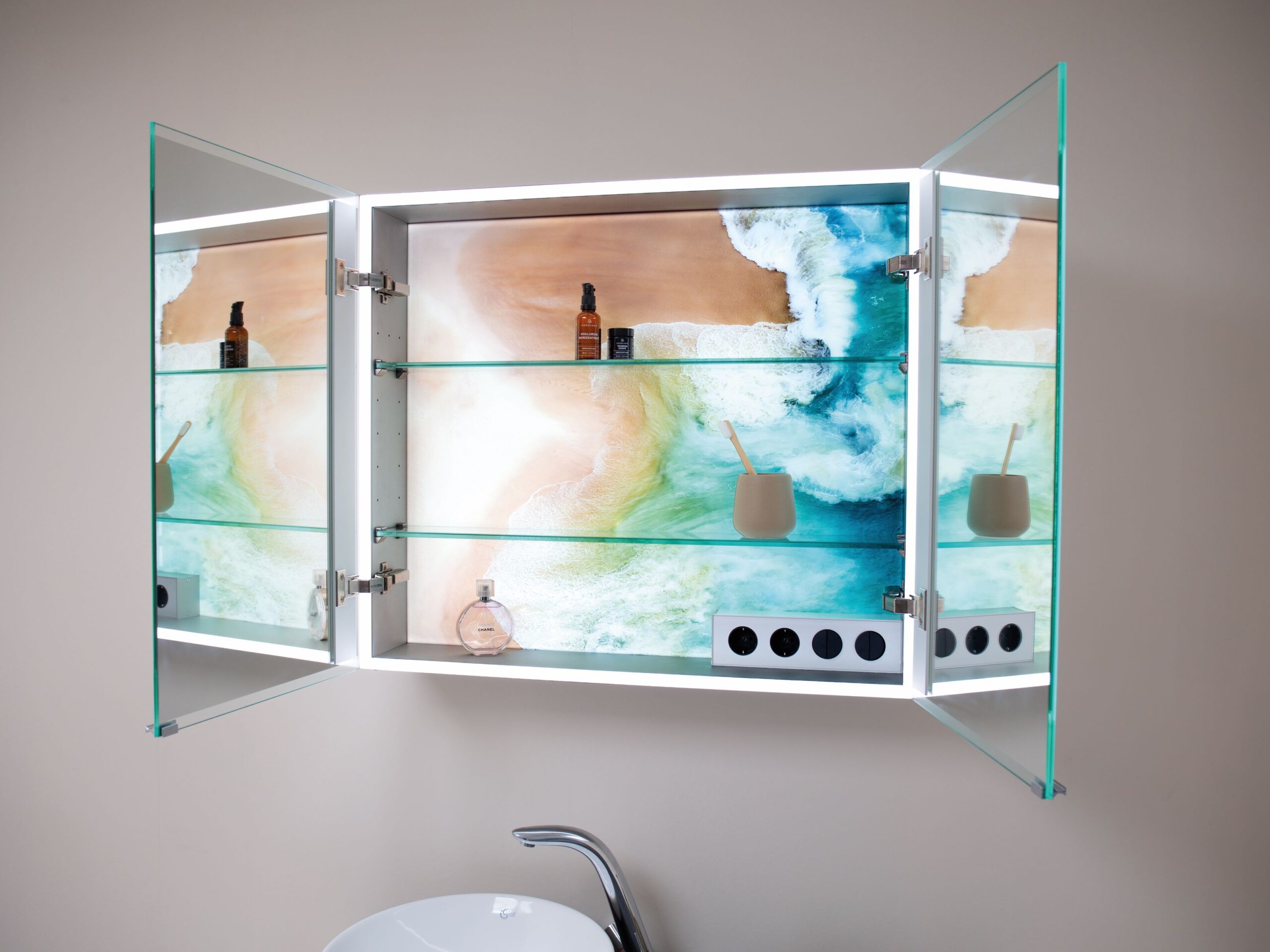 Beleuchtete Motivrückwände verzaubern Spiegelschränke